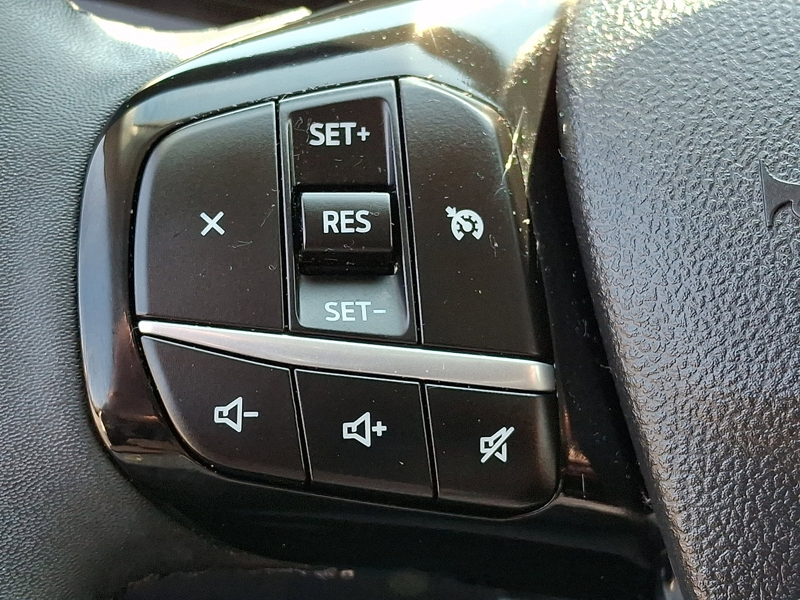 Used 2022 Ford Escape SE w/ SE Sport Appearance Package image 21