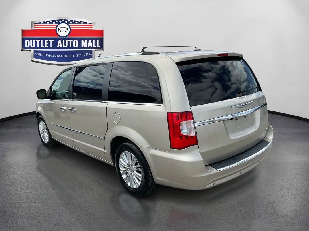 Used 2014 Chrysler Town & Country Limited w/ Luxury Group FWD image 5