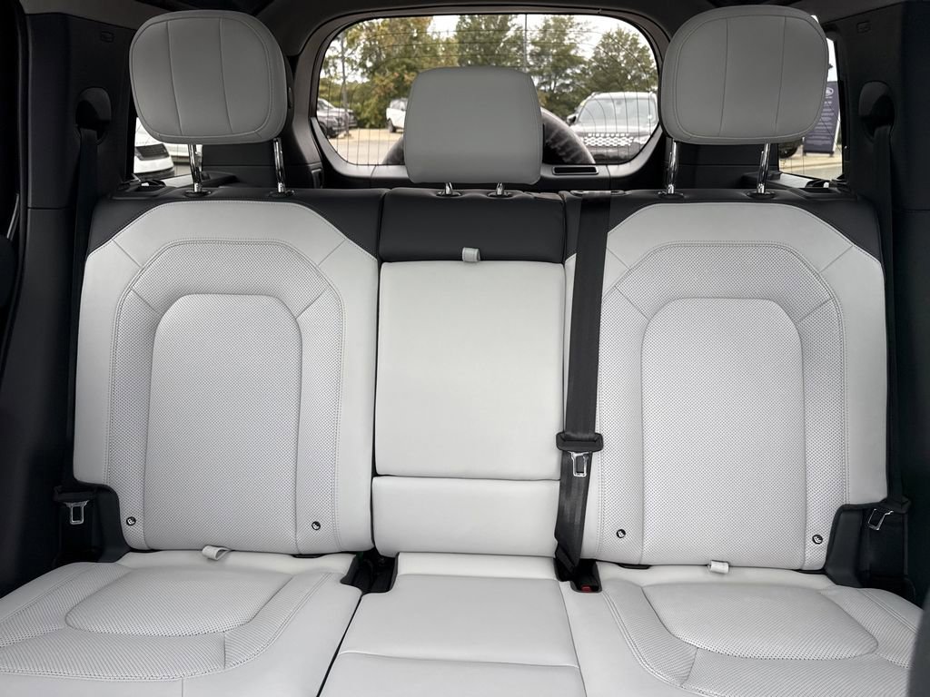 Used 2025 Land Rover Defender 110 V8 image 30