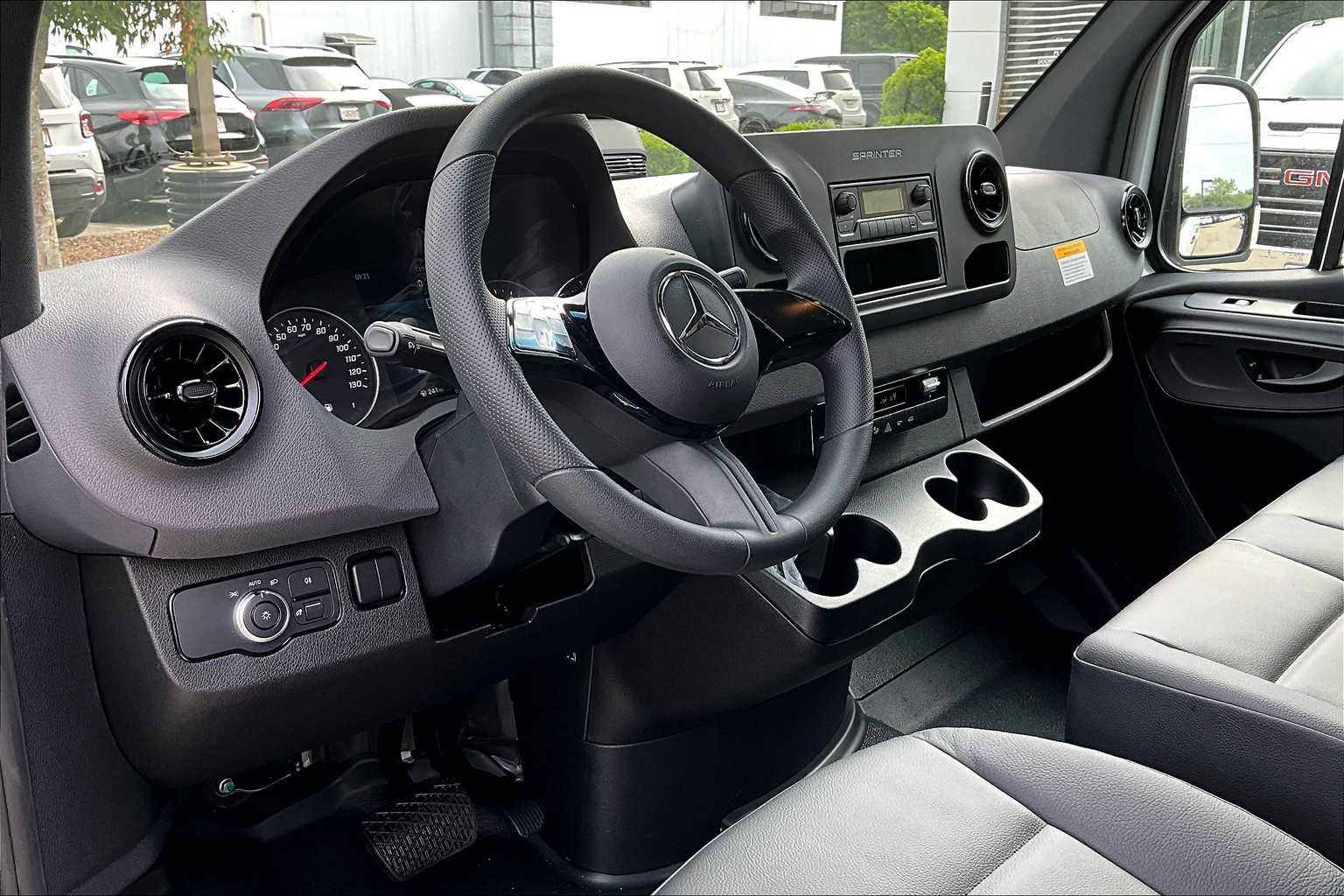 Used 2025 Mercedes-Benz Sprinter 2500 image 10