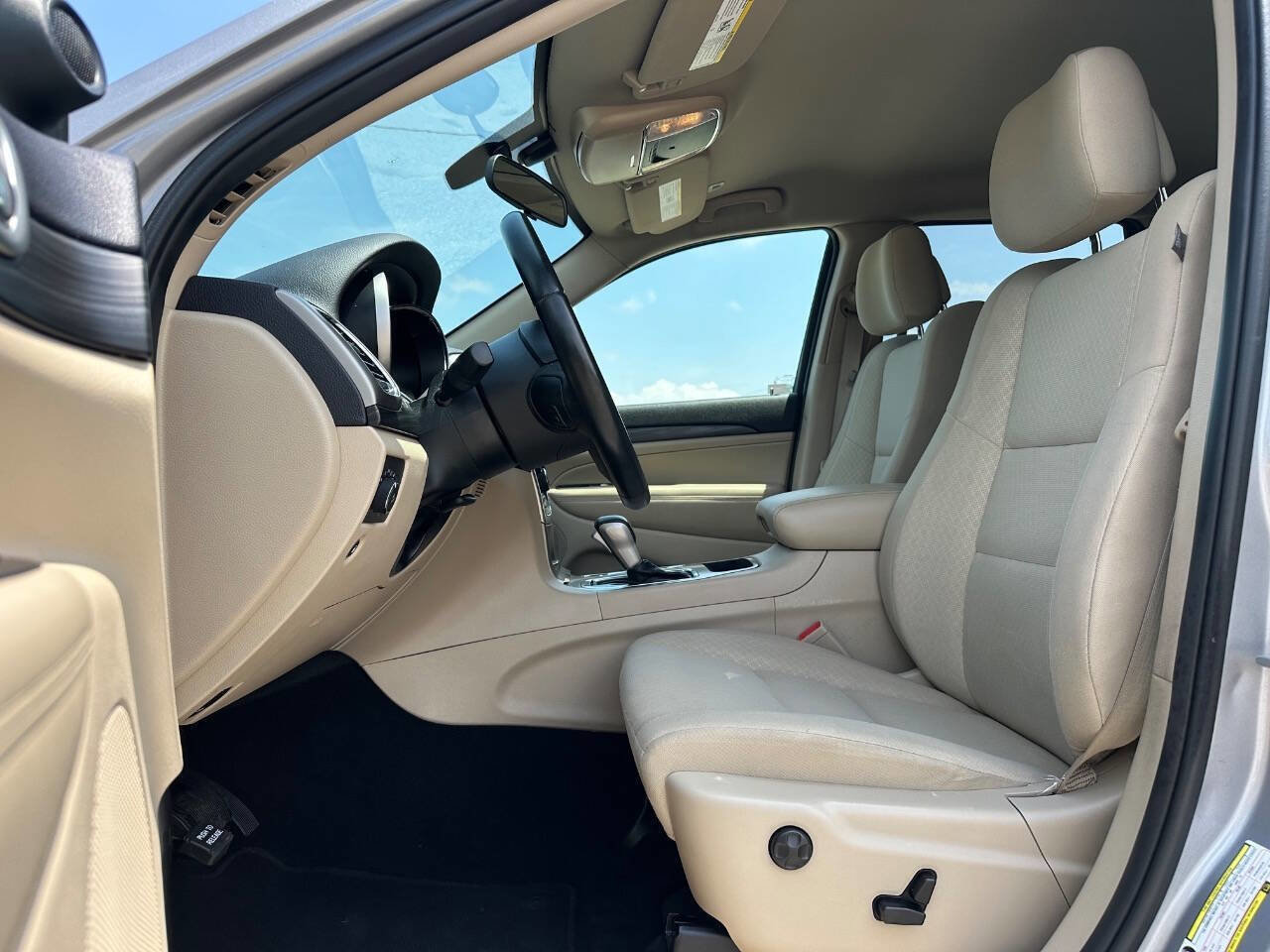 Used 2019 Jeep Grand Cherokee Laredo image 2