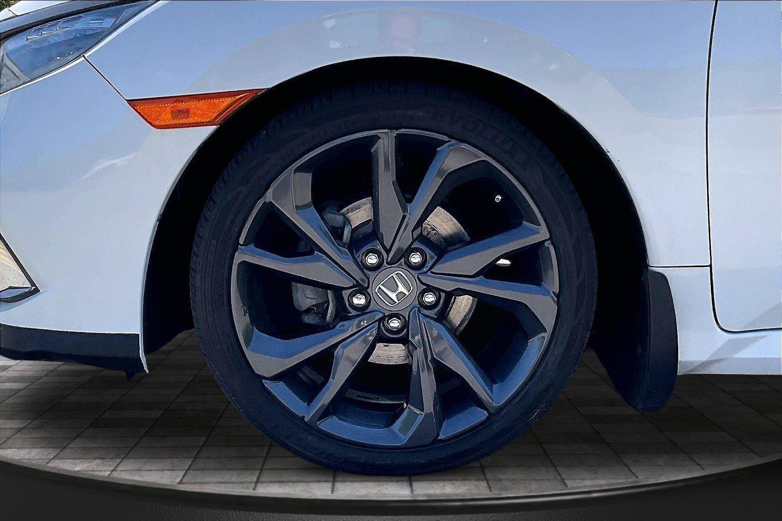 Used 2019 Honda Civic Touring image 9