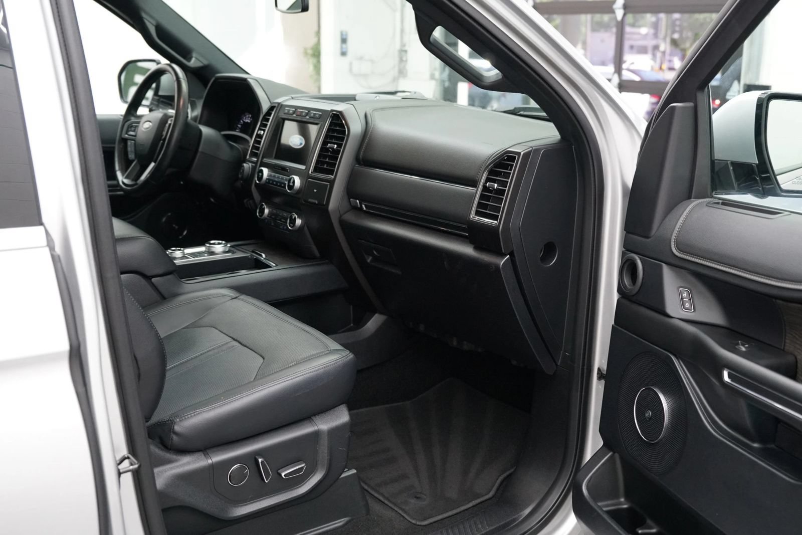 Used 2019 Ford Expedition Limited w/ Equipment Group 302A AWD/4WD image 36