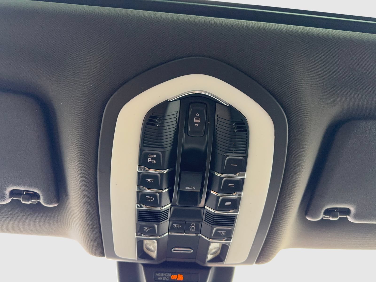 Used 2018 Porsche Macan AWD/4WD image 31