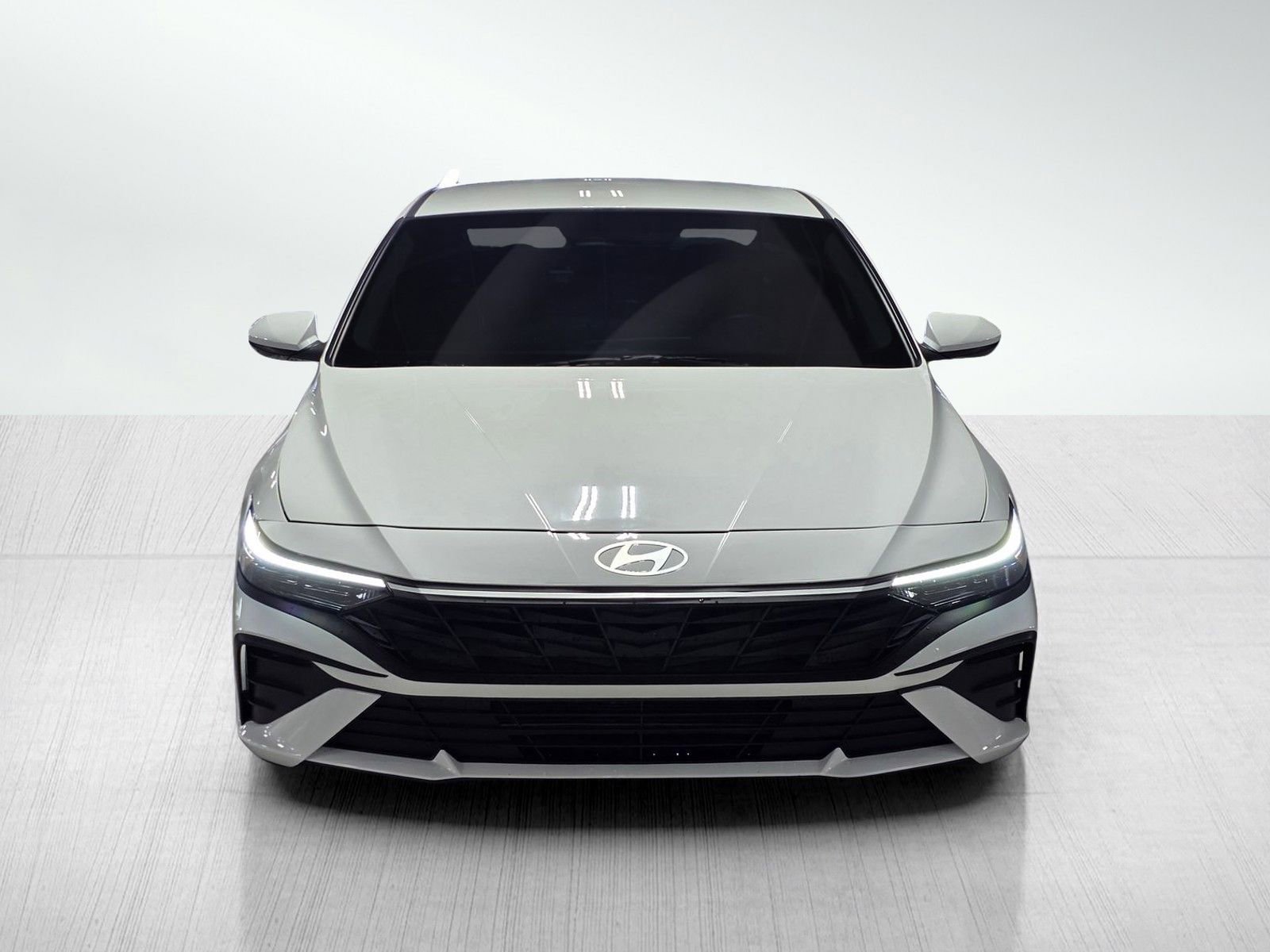 Used 2025 Hyundai Elantra SE image 2