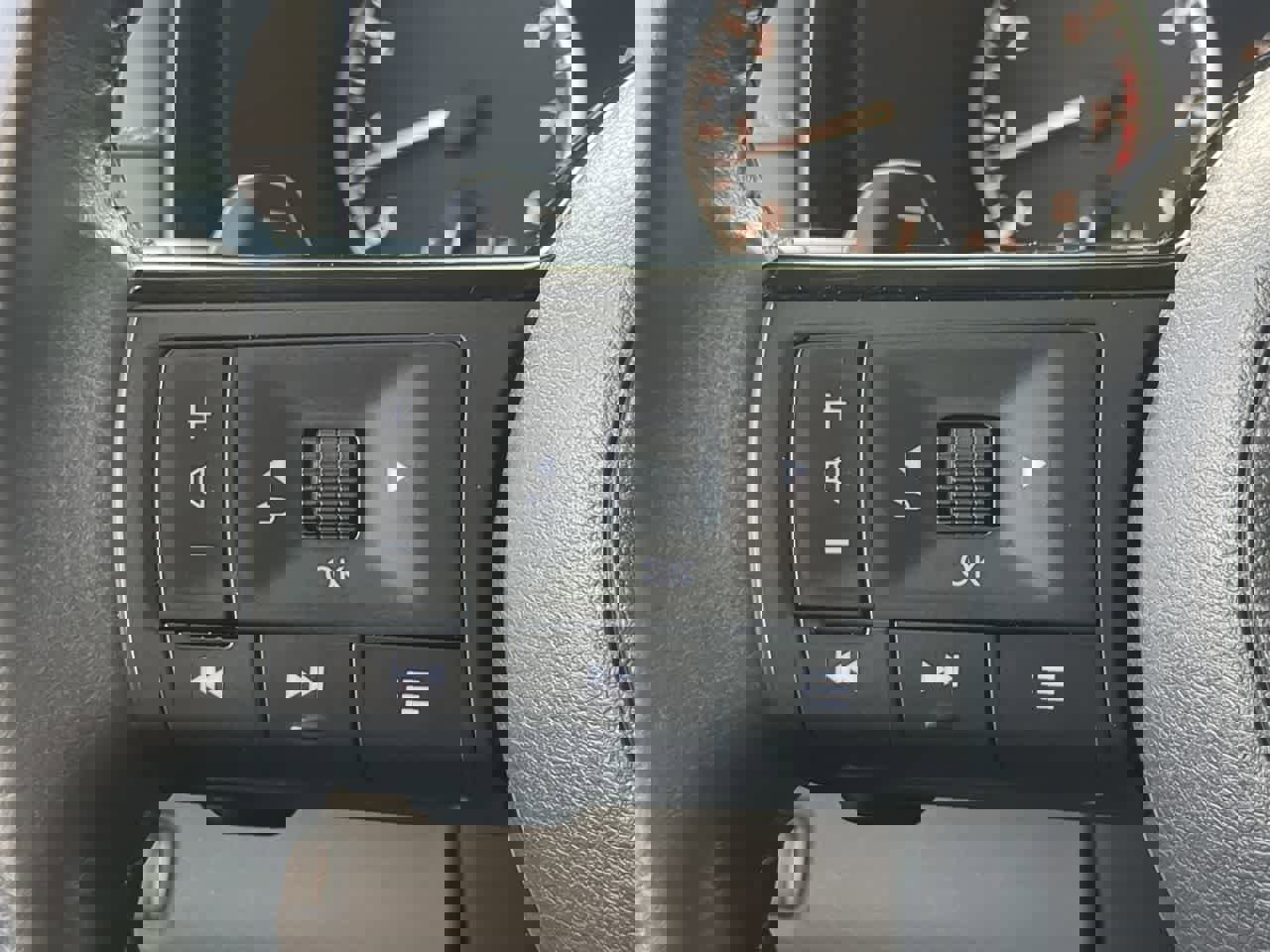 Used 2022 Nissan Pathfinder SV w/ SV Black Package image 23