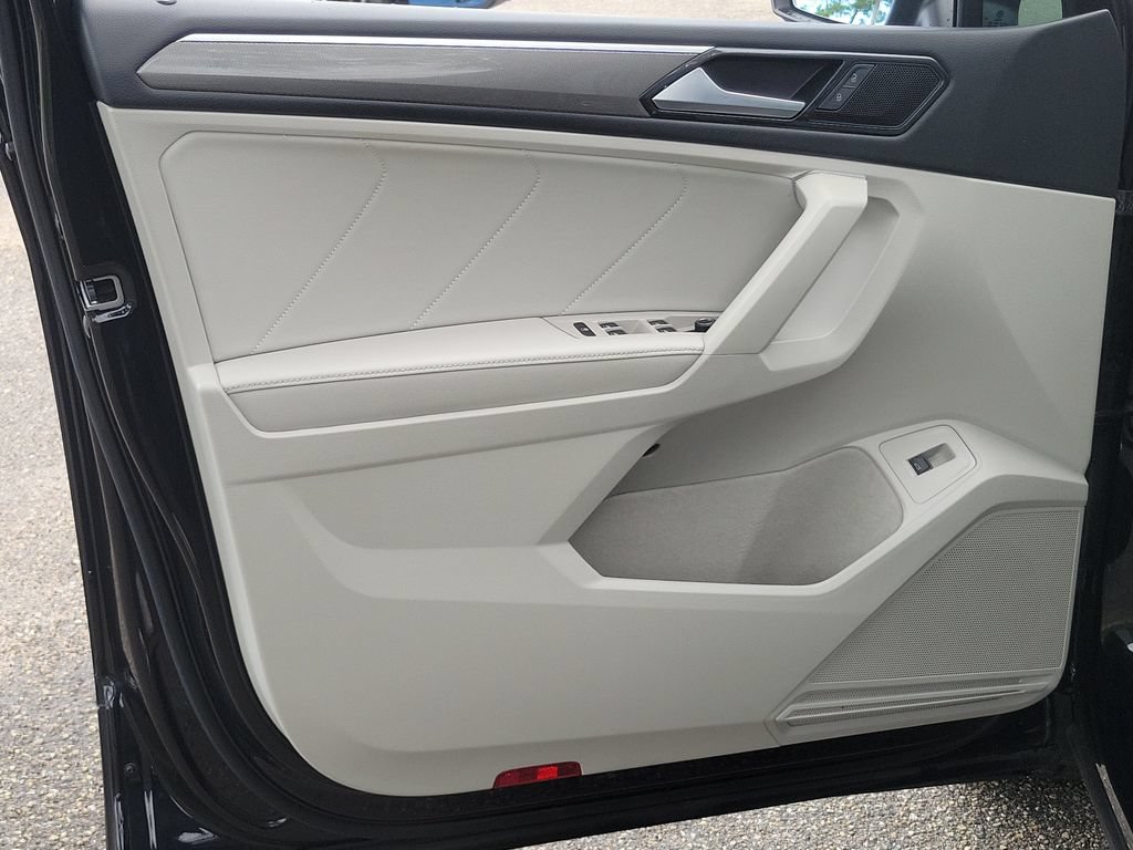 Certified 2023 Volkswagen Tiguan SE R-Line FWD image 28