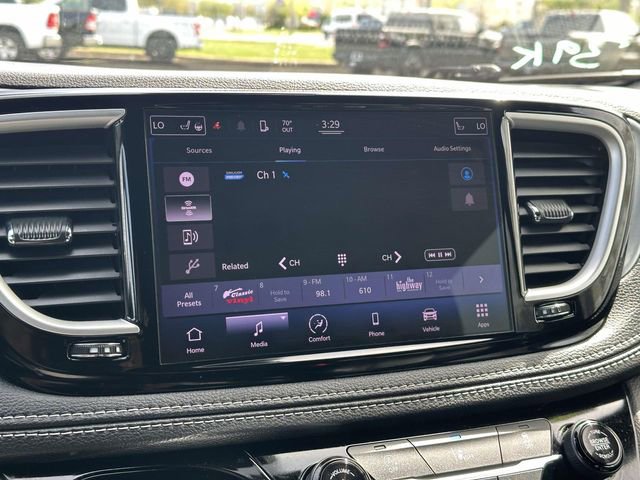 Used 2022 Chrysler Pacifica Touring-L w/ S Appearance Package AWD/4WD image 15