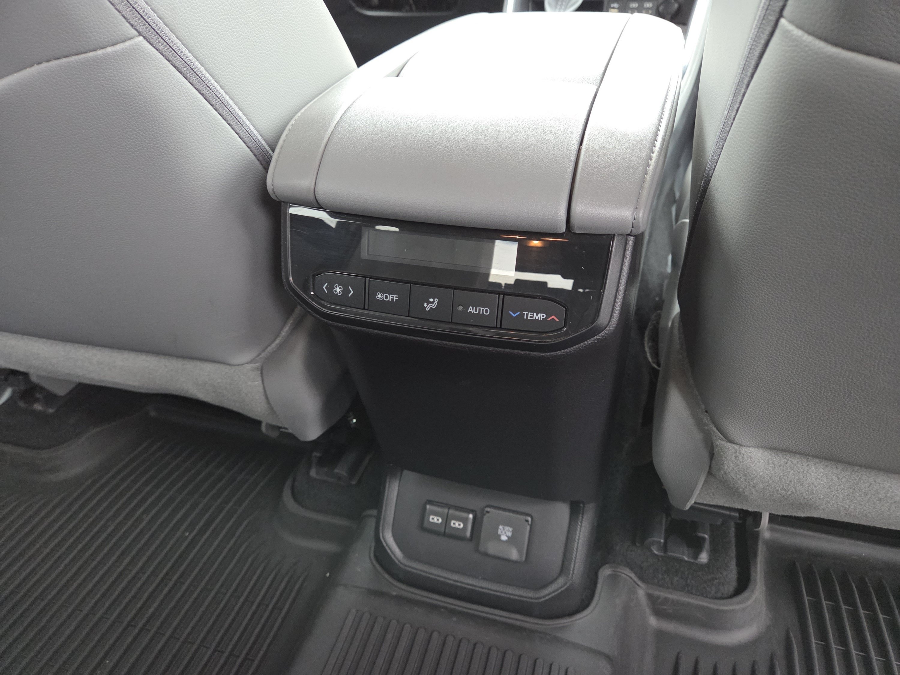 Used 2024 Toyota Highlander Limited AWD/4WD image 35