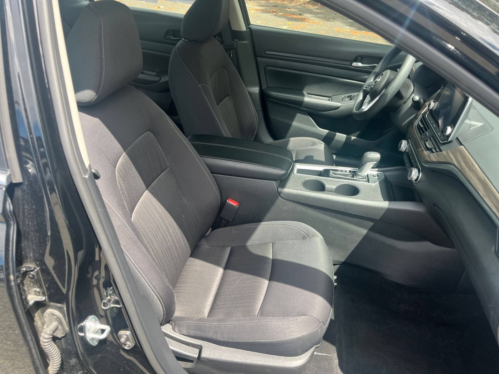 Used 2025 Nissan Altima 2.5 SV FWD image 32