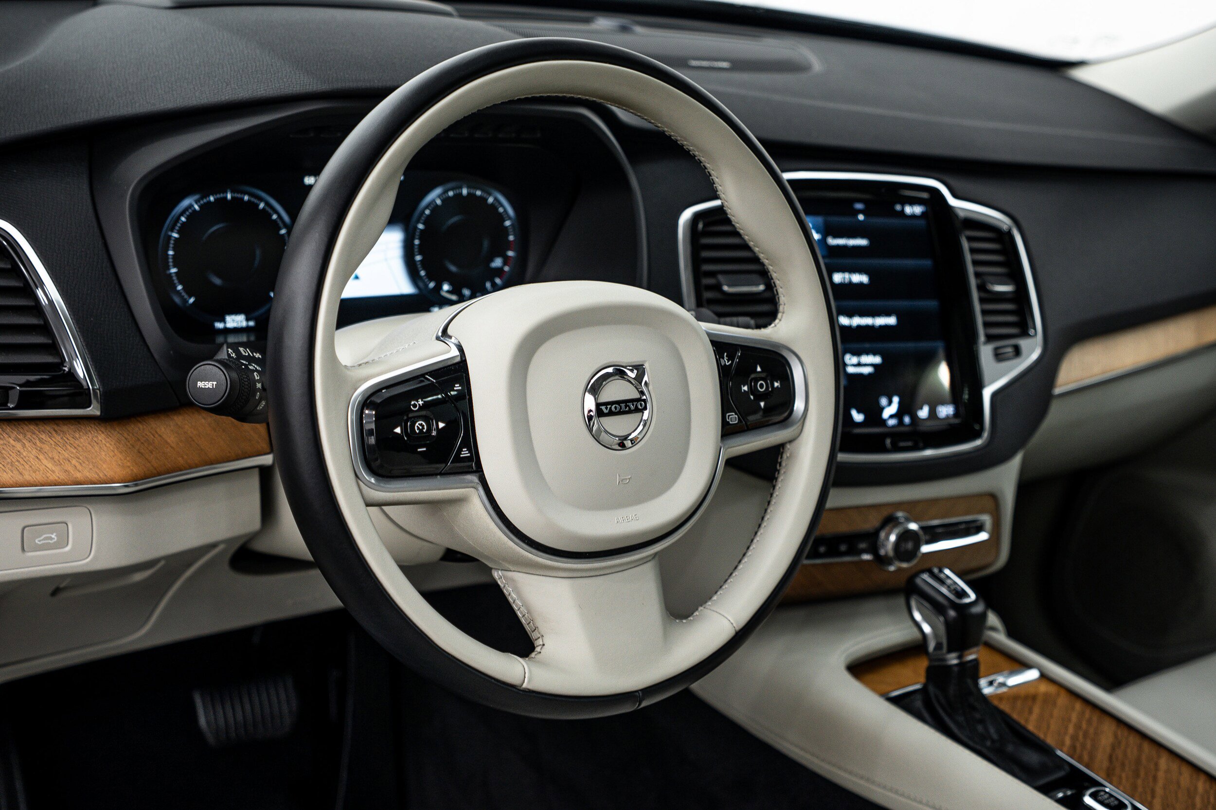 Used 2022 Volvo XC90 T6 Momentum w/ Advanced Package image 10