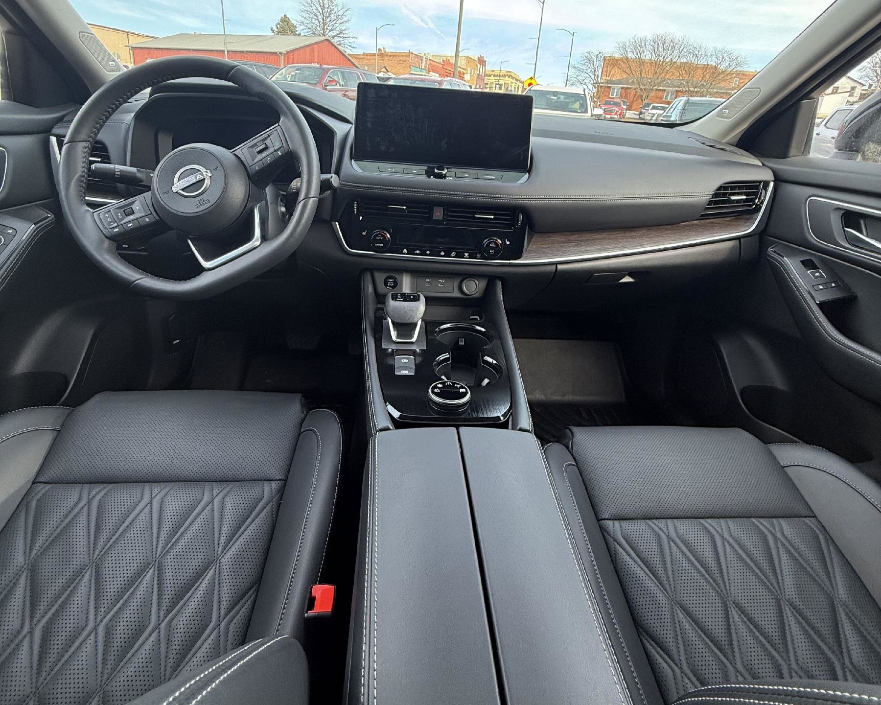 Used 2024 Nissan Rogue Platinum image 4