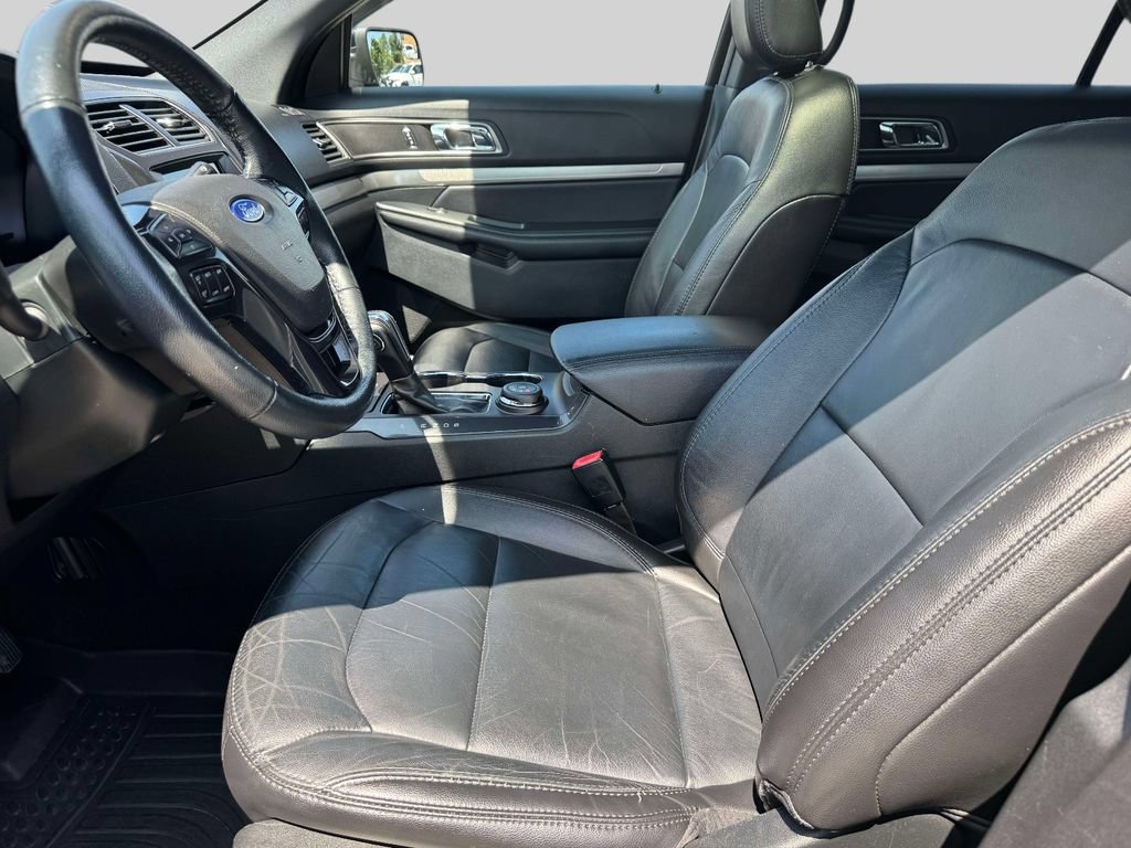 Used 2018 Ford Explorer XLT w/ Equipment Group 202A AWD/4WD image 14