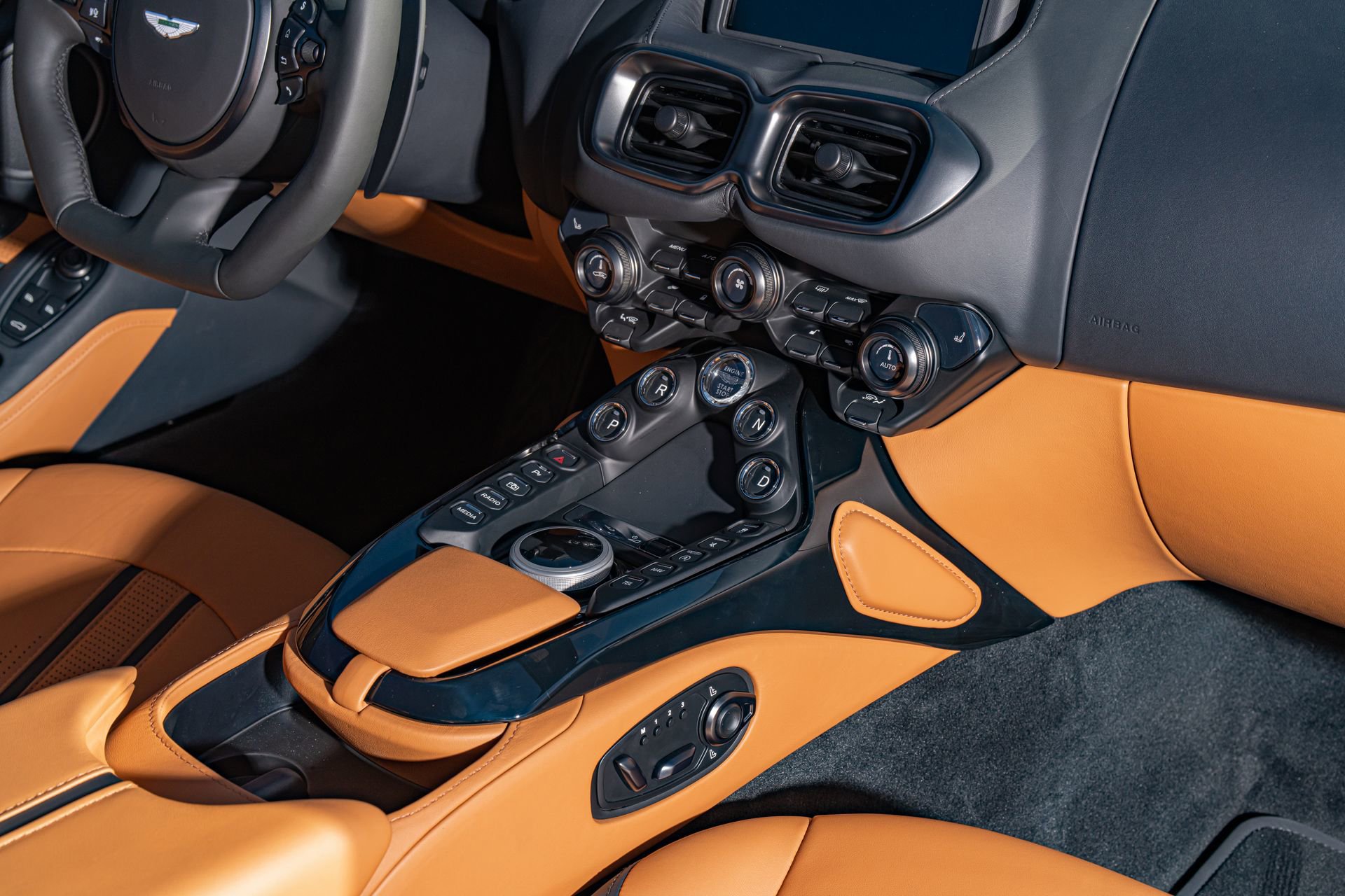 Used 2023 Aston Martin V8 Vantage Roadster RWD image 25
