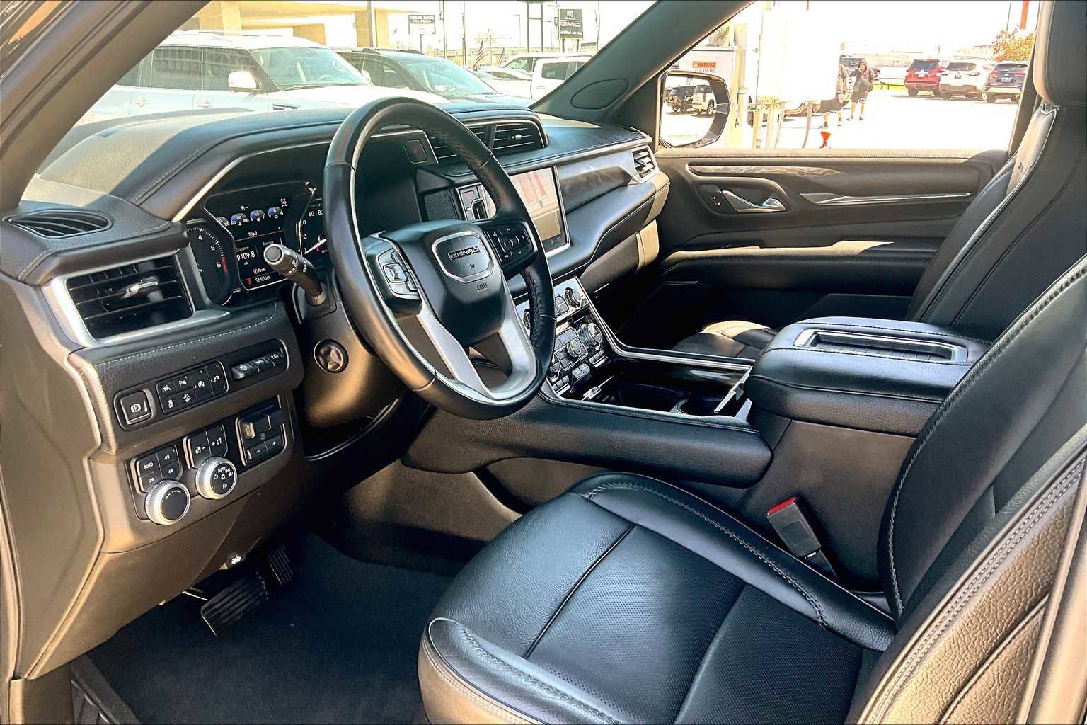 Used 2021 GMC Yukon Denali w/ Denali Premium Package image 18