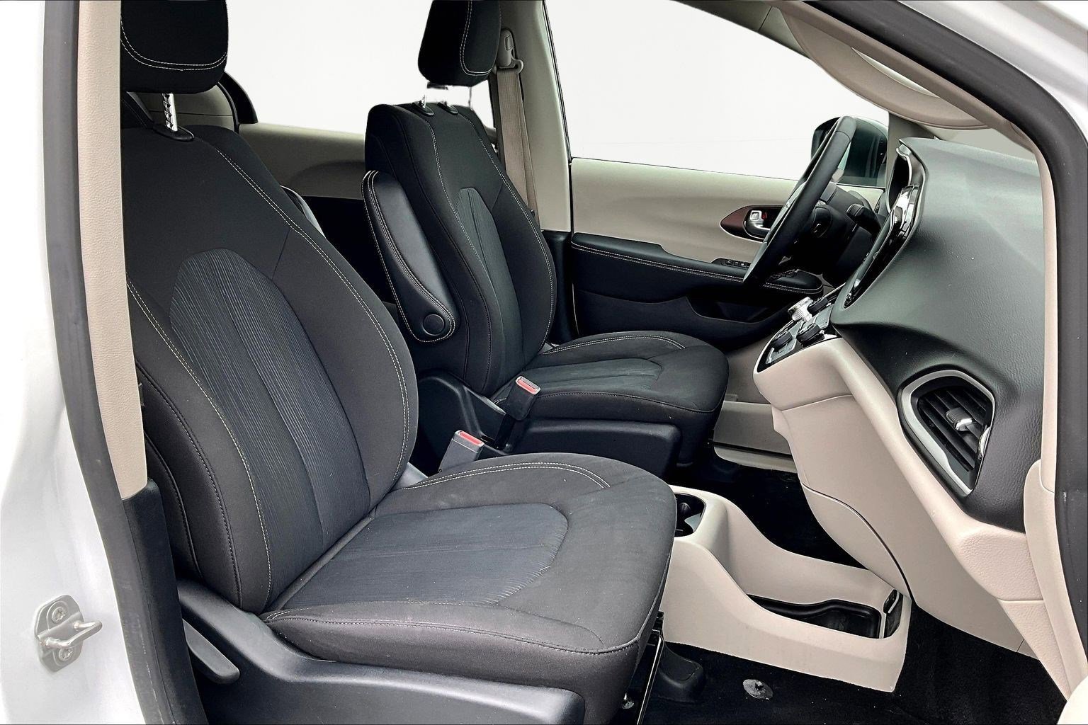 Used 2024 Chrysler Voyager LX image 30