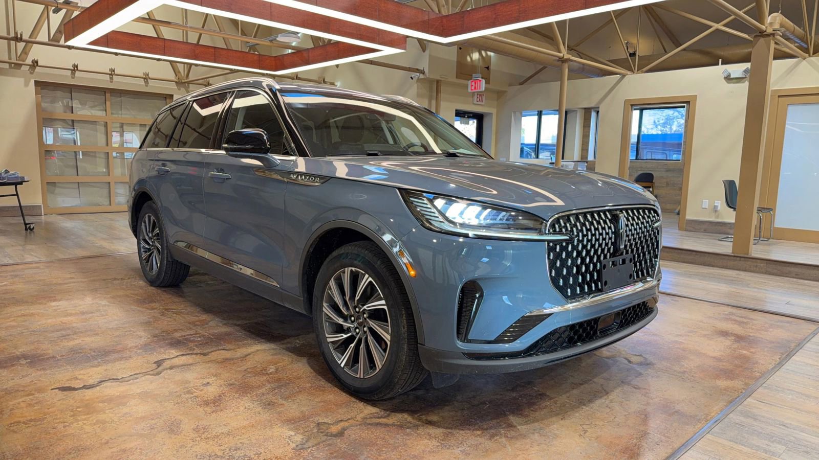 Used 2025 Lincoln Aviator AWD image 2