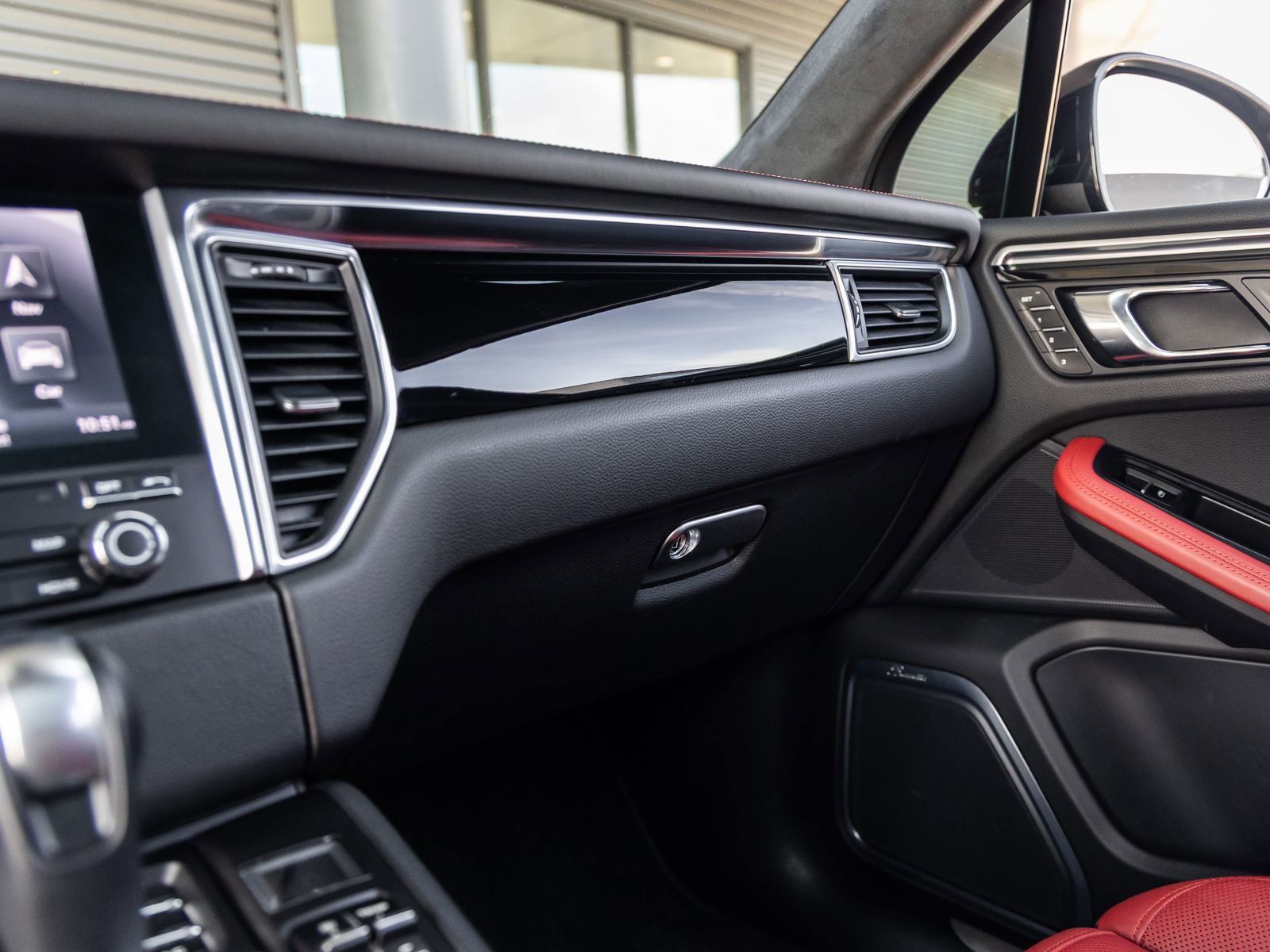 Certified 2017 Porsche Macan Turbo AWD/4WD image 33