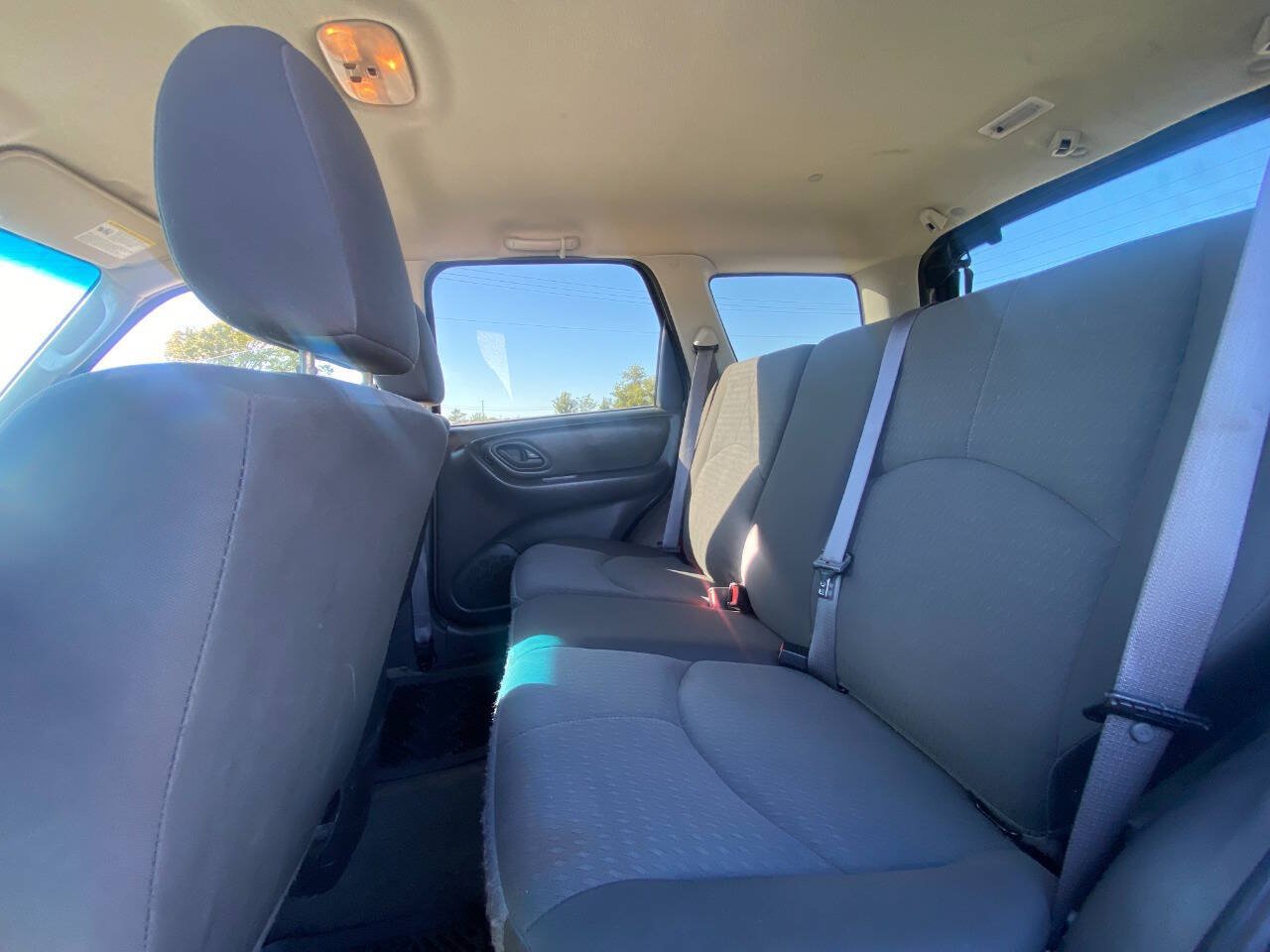 Used 2006 MAZDA Tribute I FWD image 9