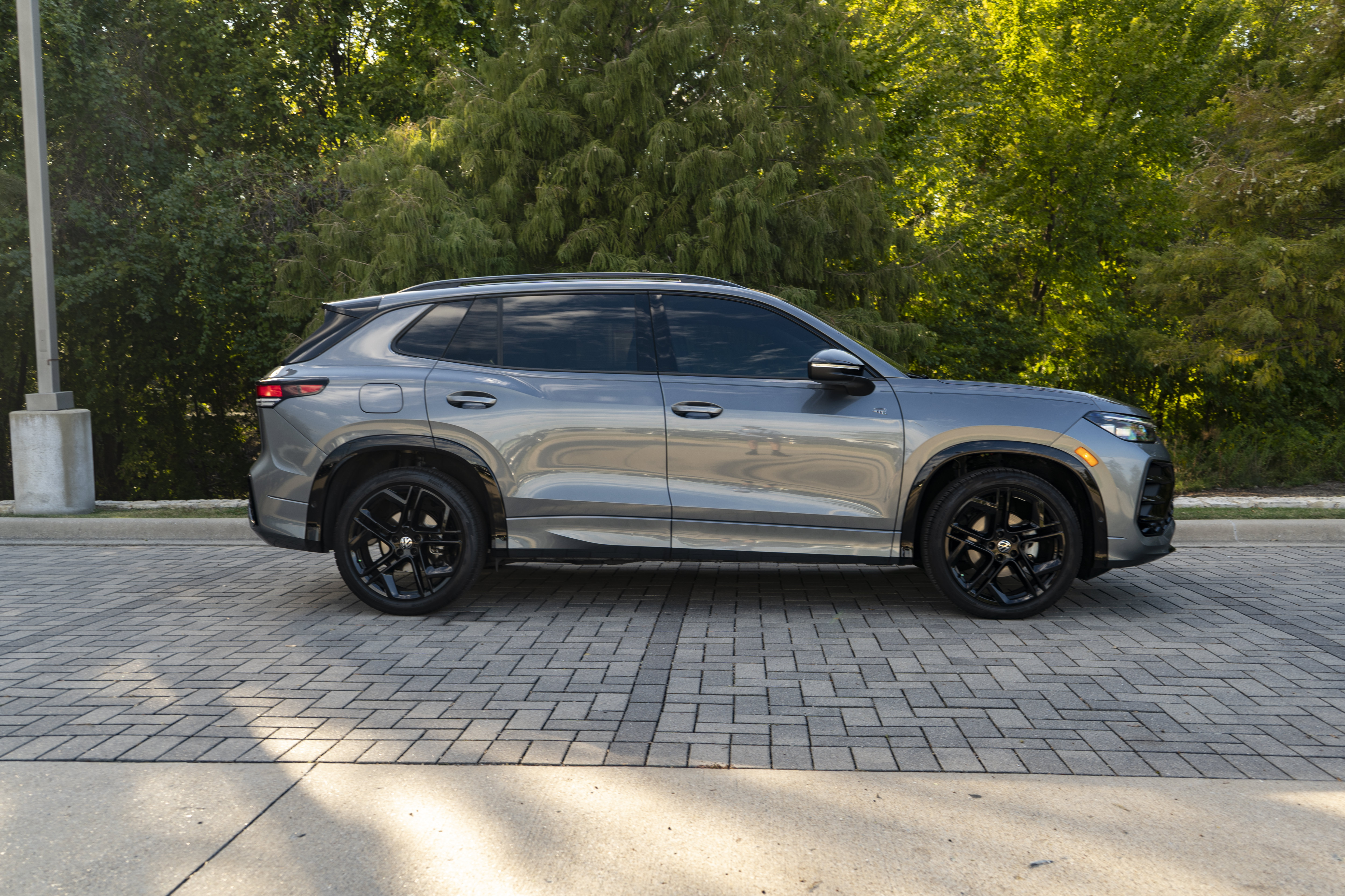 Certified 2026 Volkswagen Tiguan SE R-Line FWD image 9