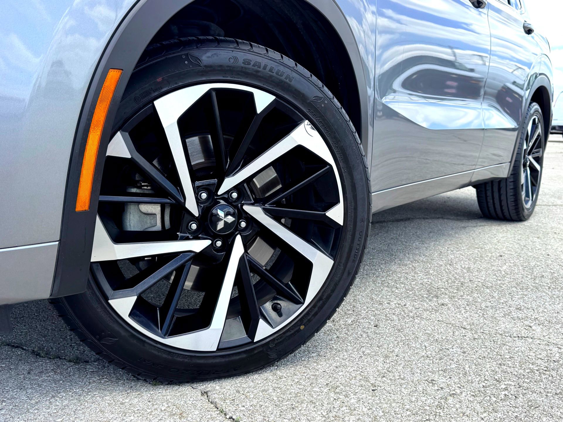 Used 2022 Mitsubishi Outlander SEL image 2