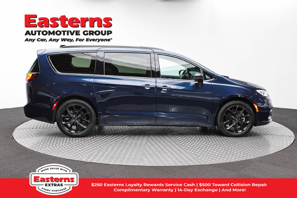 Used 2023 Chrysler Pacifica Touring-L w/ S Appearance Package FWD image 5
