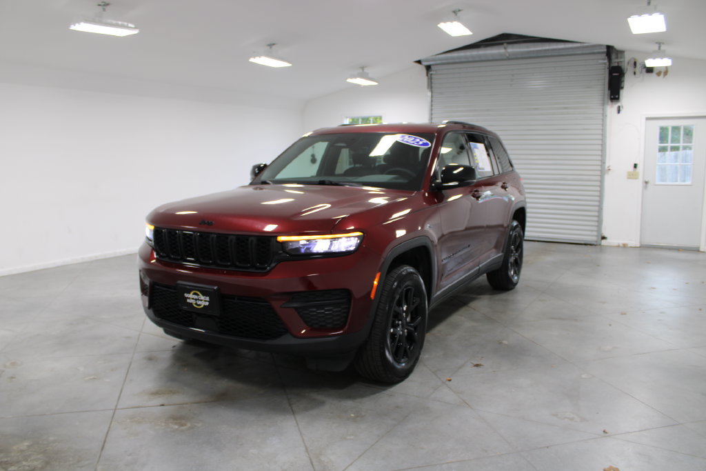 Used 2025 Jeep Grand Cherokee Altitude AWD/4WD image 4