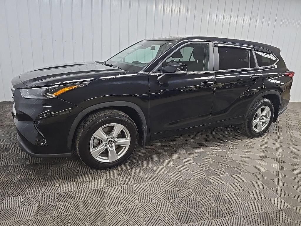 Used 2023 Toyota Highlander LE AWD/4WD image 6