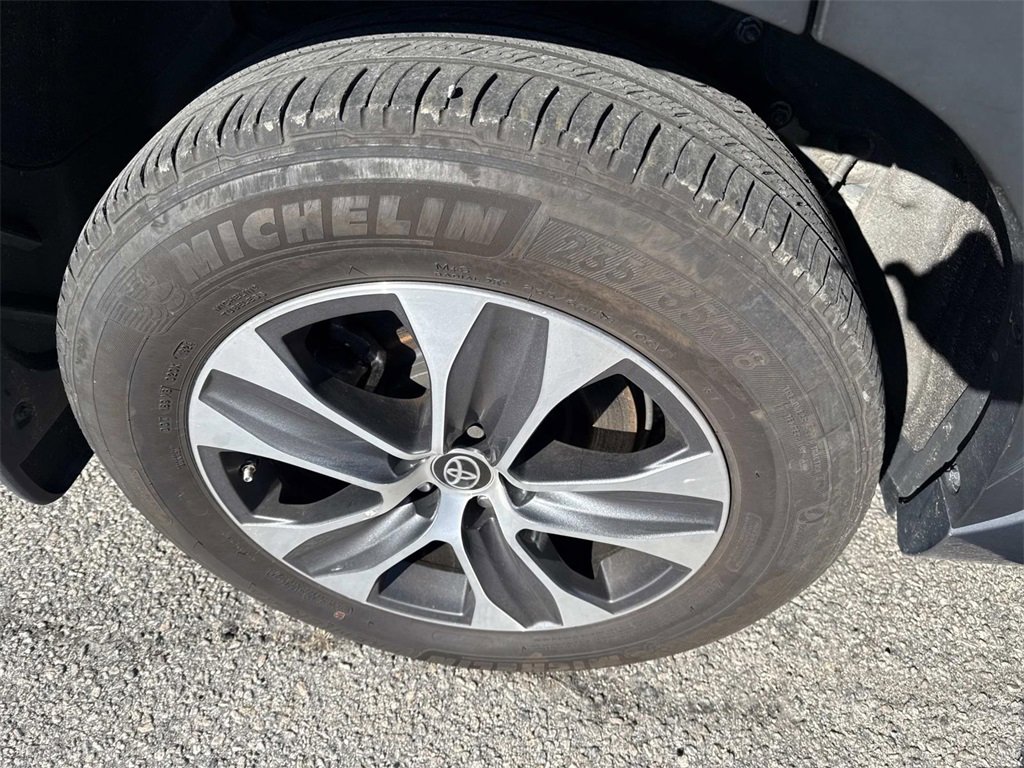Certified 2024 Toyota Highlander XLE image 9