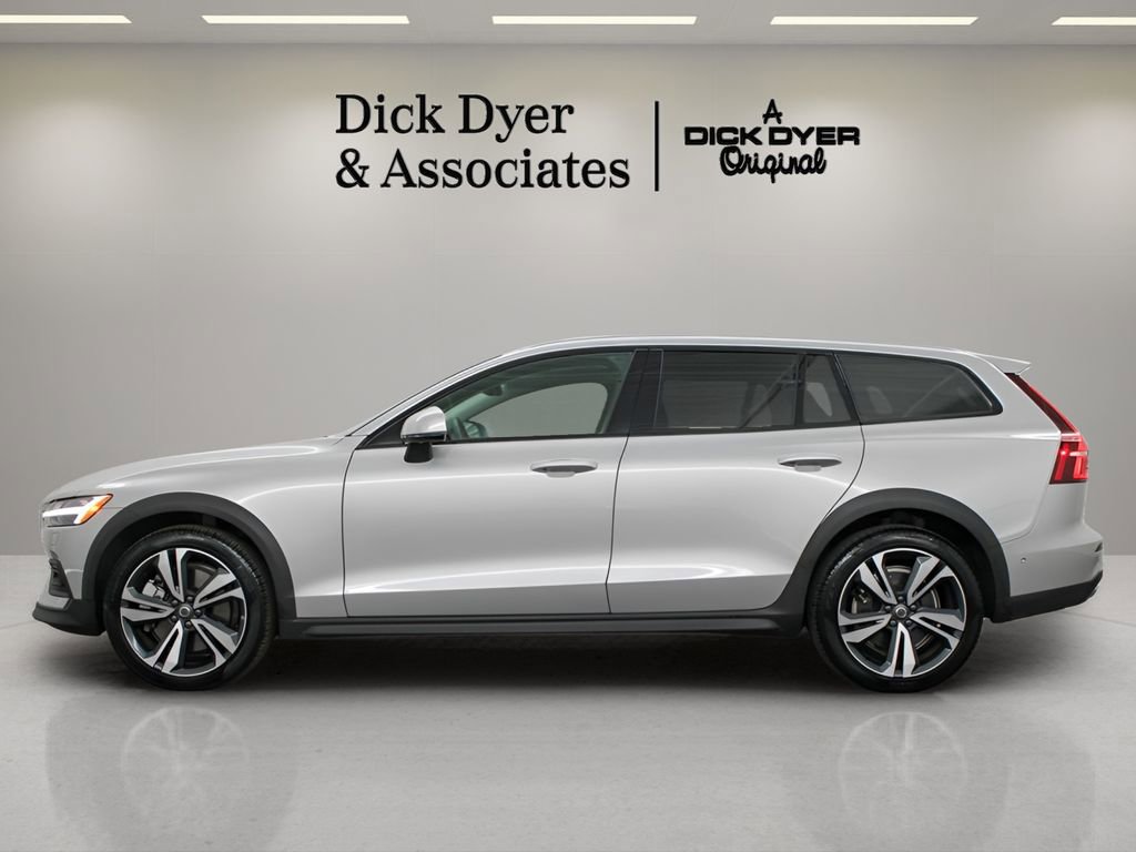 Used 2025 Volvo V60 B5 Cross Country Plus AWD/4WD image 5