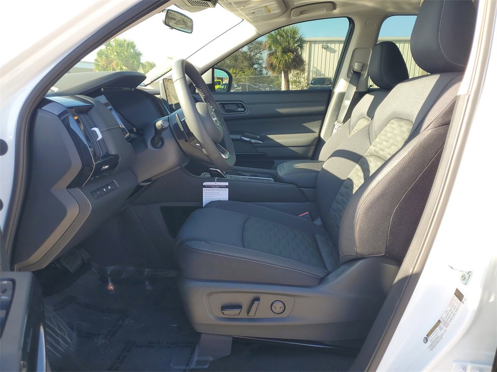 New 2025 Nissan Pathfinder SV image 9