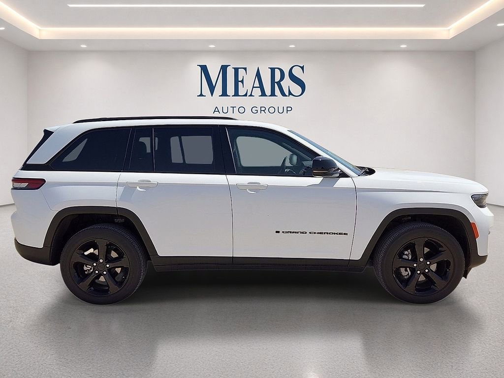 Used 2023 Jeep Grand Cherokee Altitude RWD image 6