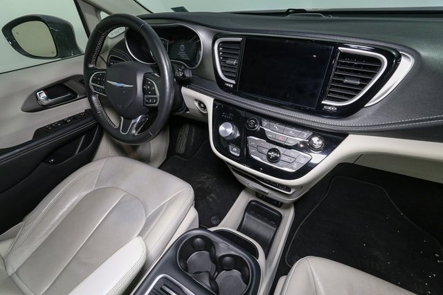 Used 2021 Chrysler Pacifica Touring-L image 18