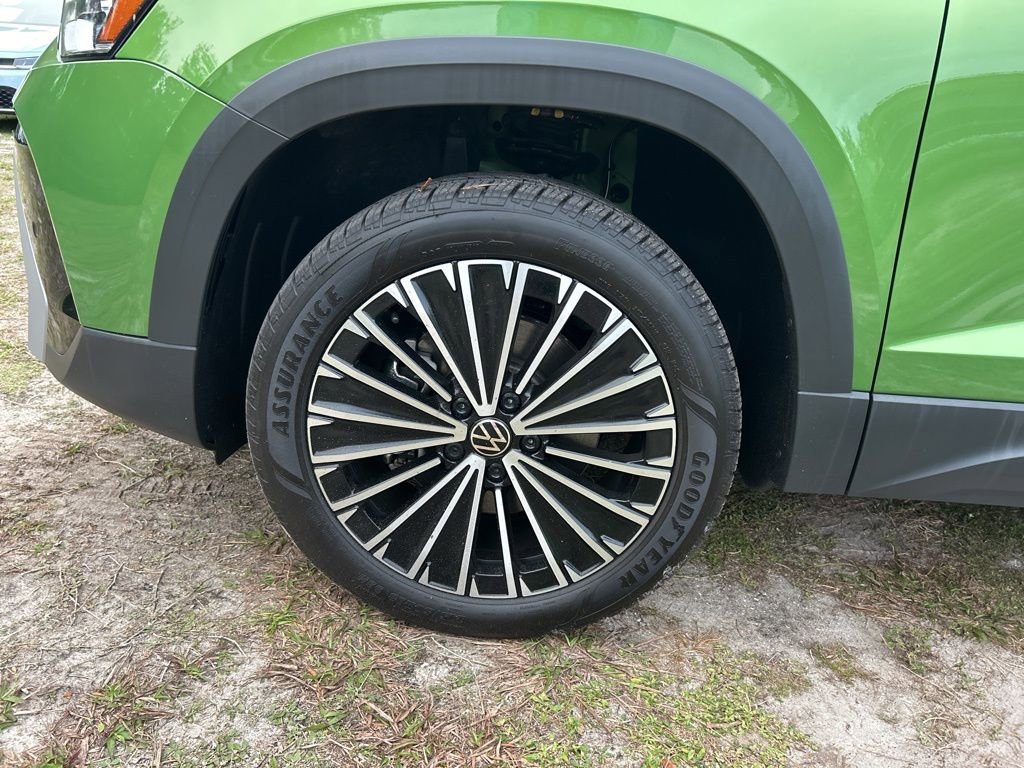 Certified 2025 Volkswagen Taos SE w/ Panoramic Sunroof Package image 53