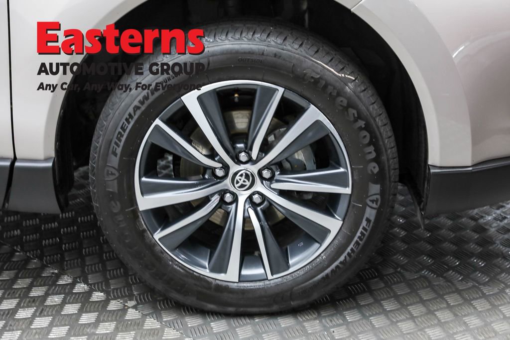 Used 2024 Toyota Venza LE image 30