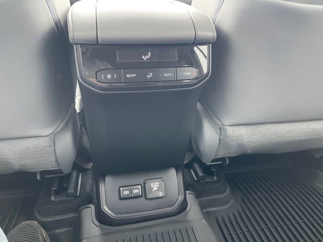 Used 2024 Toyota Highlander Limited AWD/4WD image 29