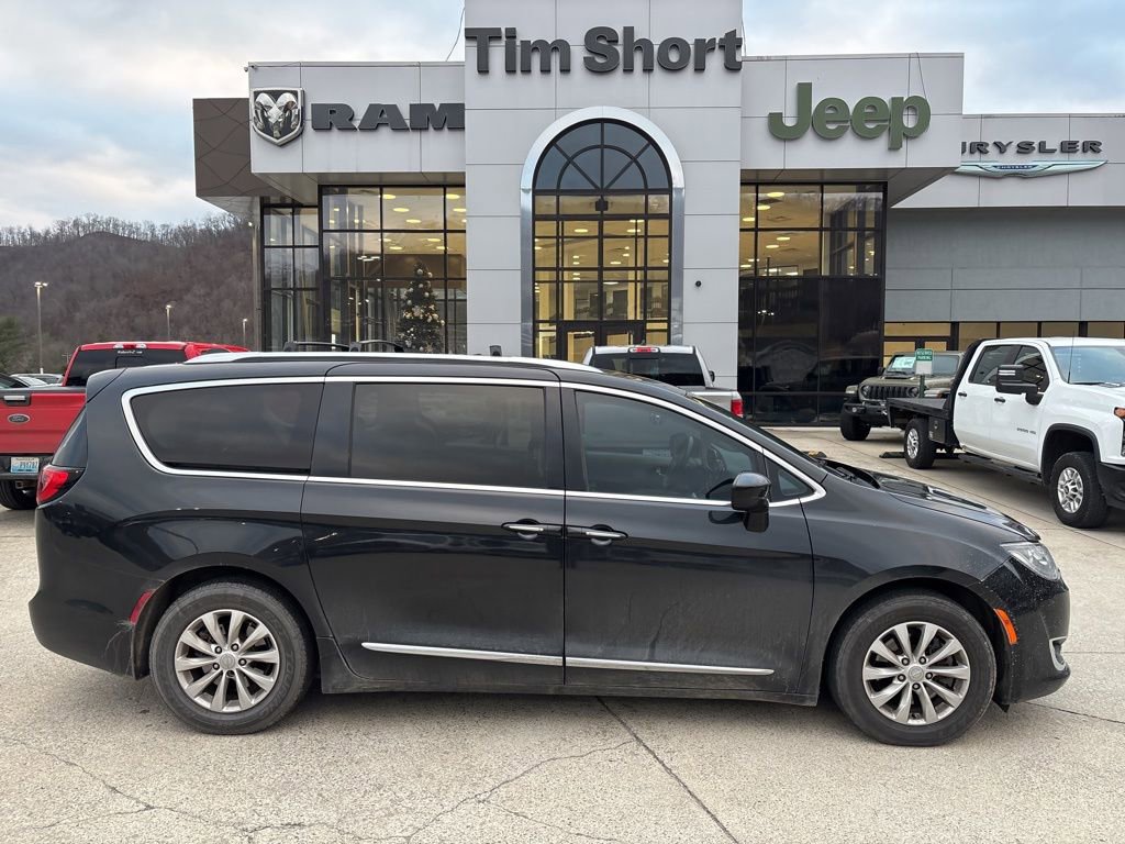 Used 2018 Chrysler Pacifica Touring-L image 4