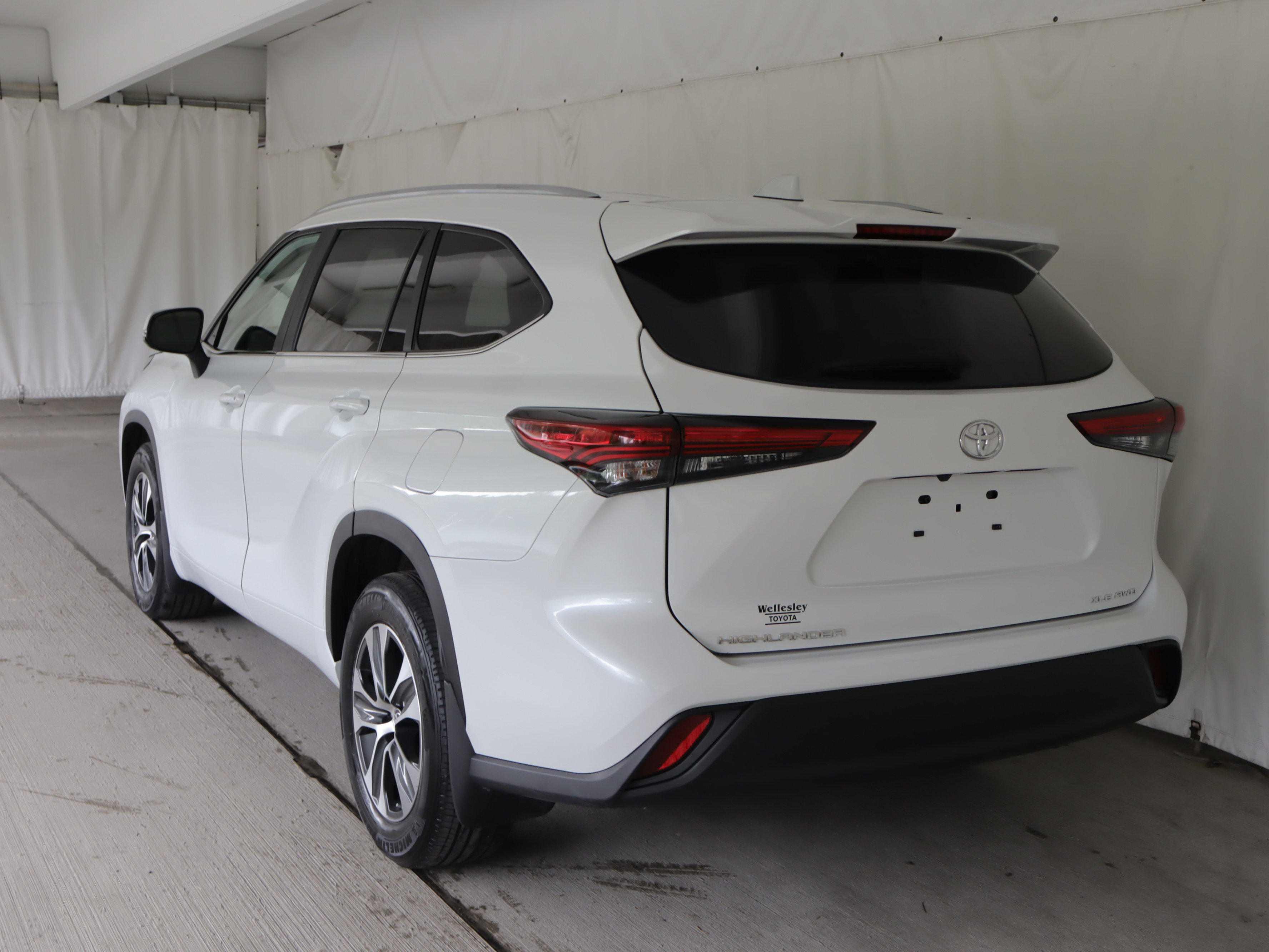 Used 2023 Toyota Highlander XLE AWD/4WD image 25