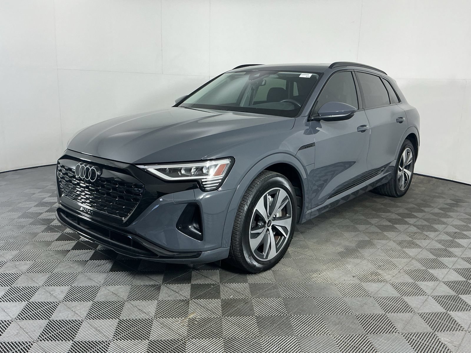 Used 2024 Audi Q8 e-tron Premium Plus AWD/4WD image 4