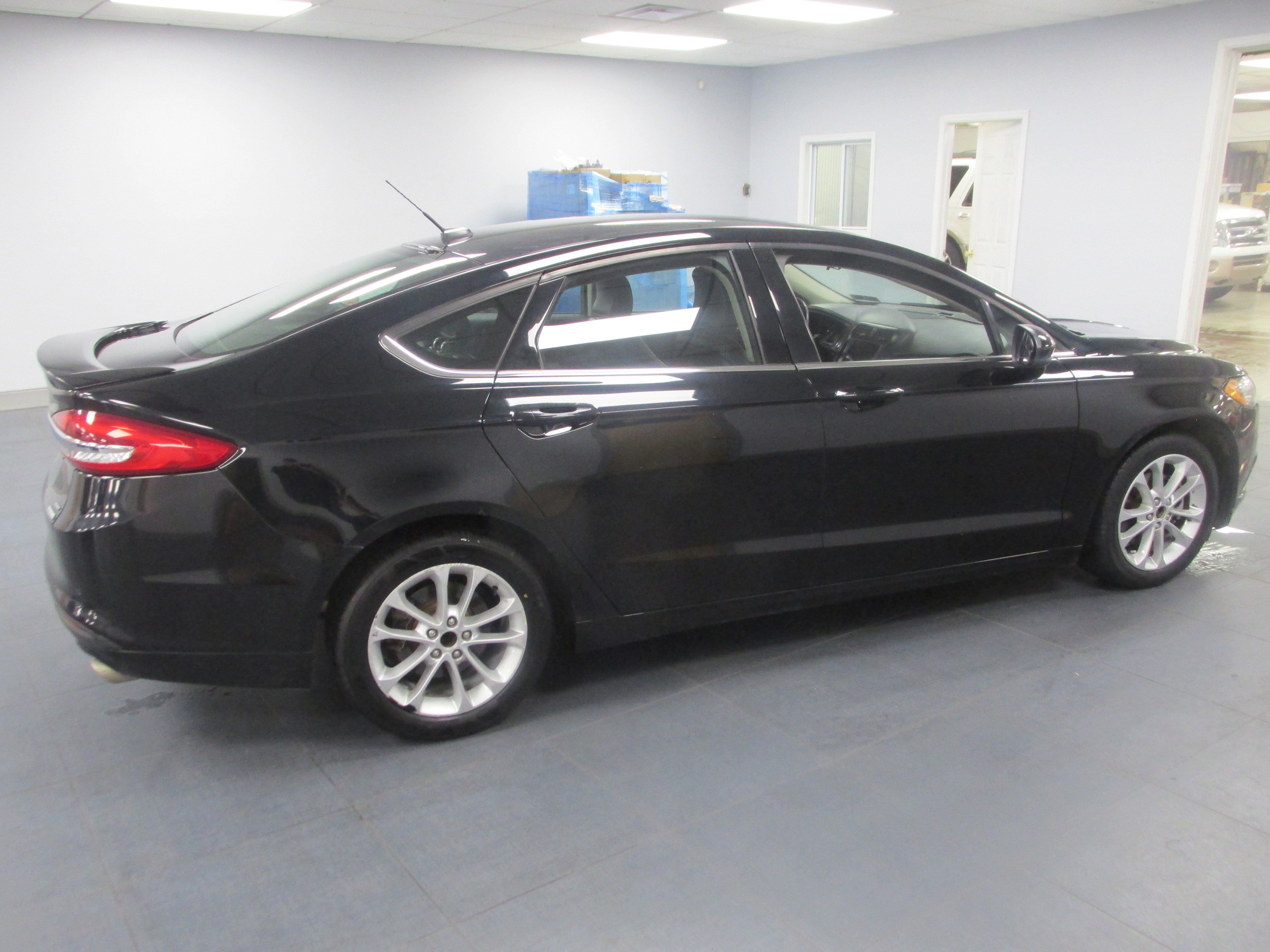 Used 2018 Ford Fusion SE w/ Equipment Group 201A FWD image 4