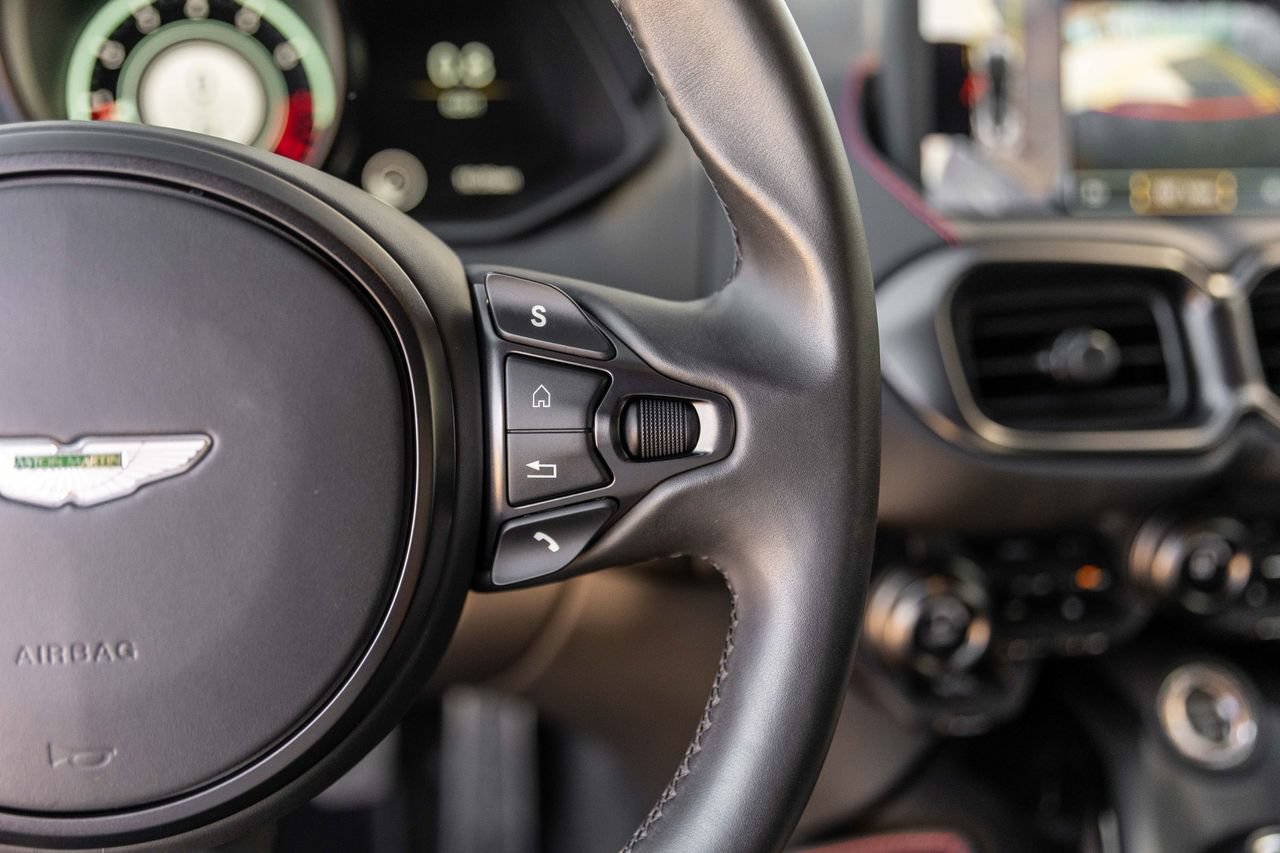 Used 2021 Aston Martin V8 Vantage Coupe RWD image 21