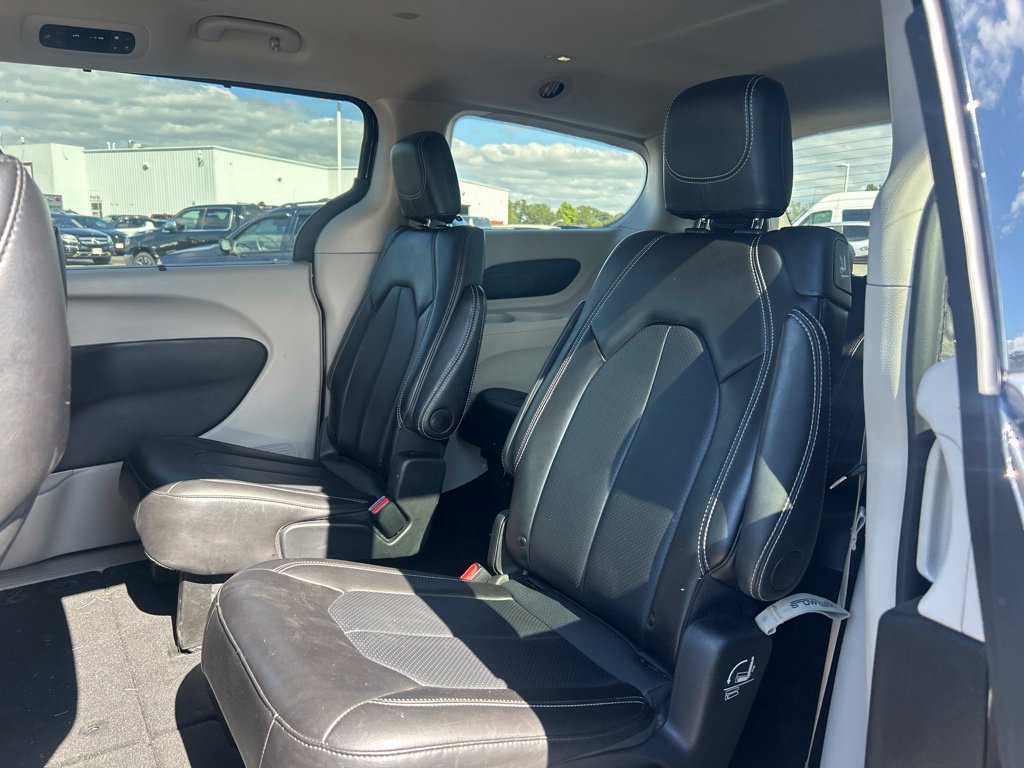Used 2024 Chrysler Pacifica Touring-L FWD image 8