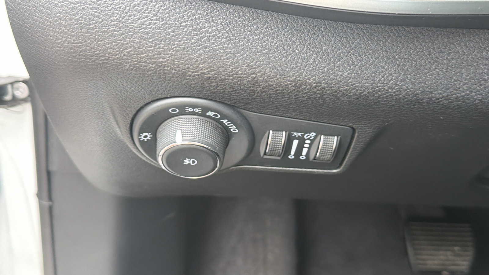 Used 2024 Jeep Compass Latitude w/ Altitude Special Edition AWD/4WD image 25