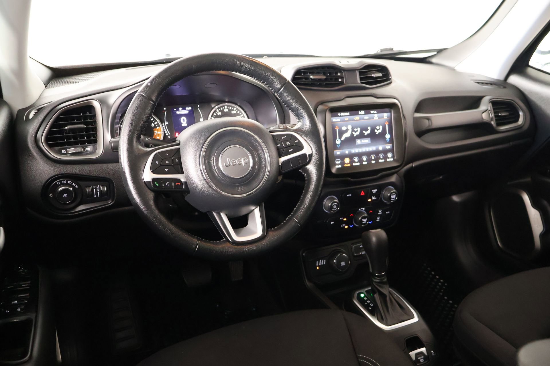 Used 2023 Jeep Renegade Latitude w/ Sun/Sound Group AWD/4WD image 2