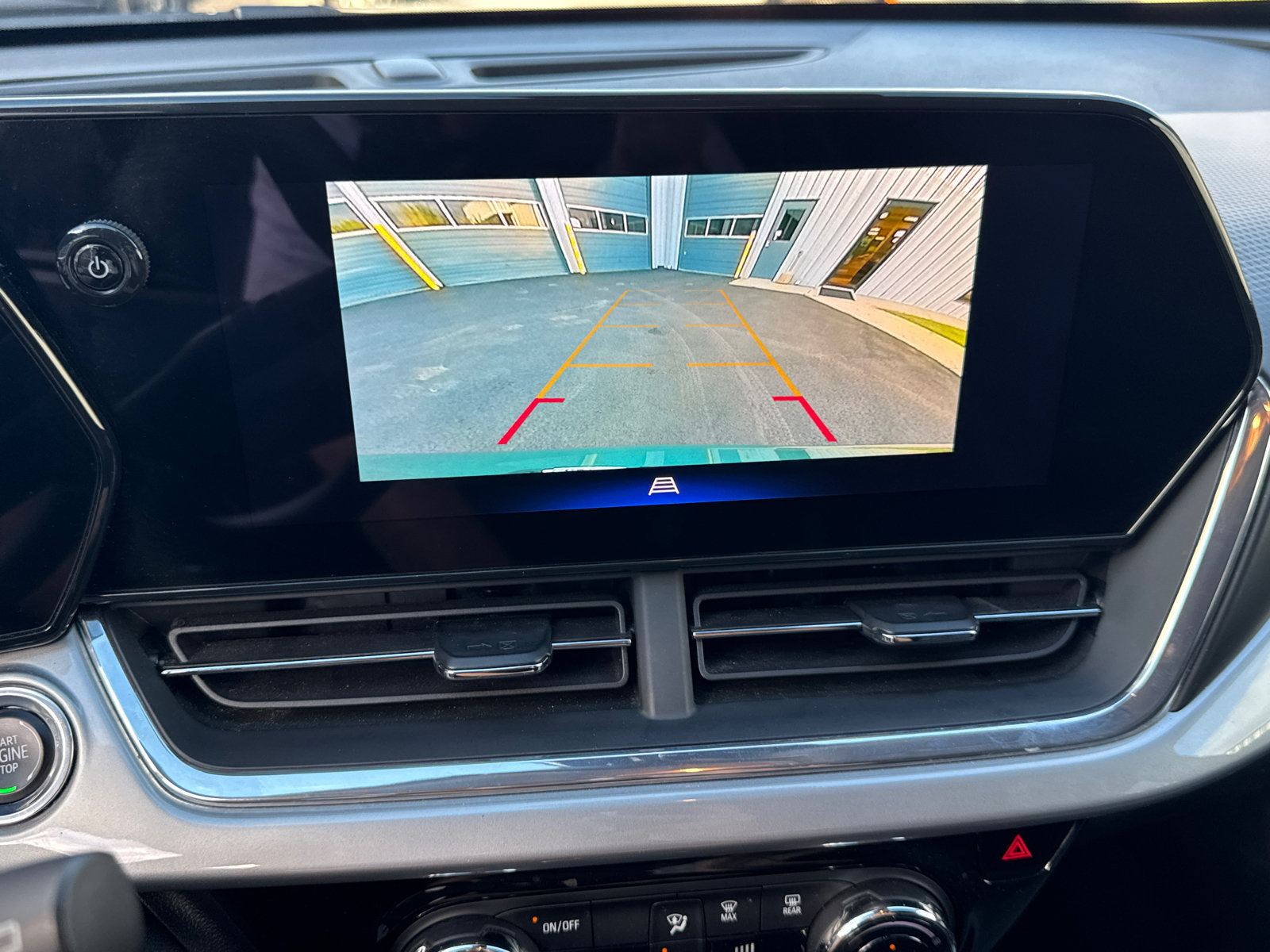 Used 2025 Chevrolet Trax LT FWD image 27