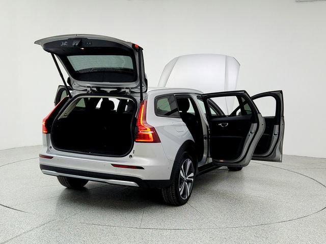Certified 2025 Volvo V60 B5 Cross Country Plus image 11