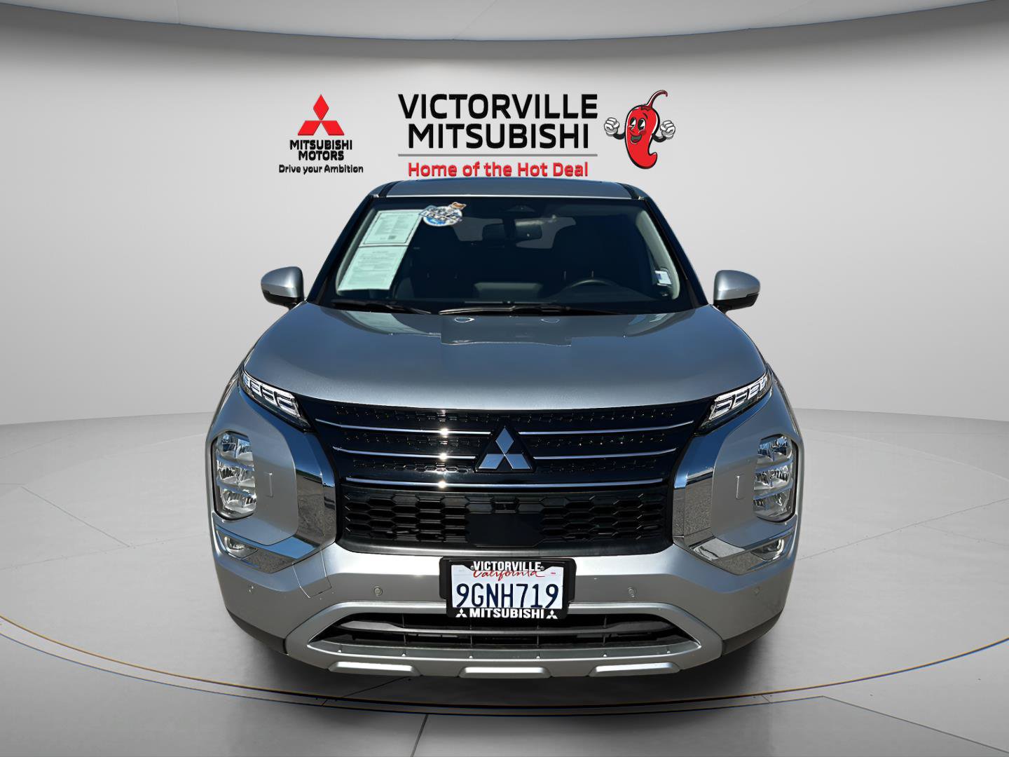 Used 2023 Mitsubishi Outlander 4WD Plug-In Hybrid image 2
