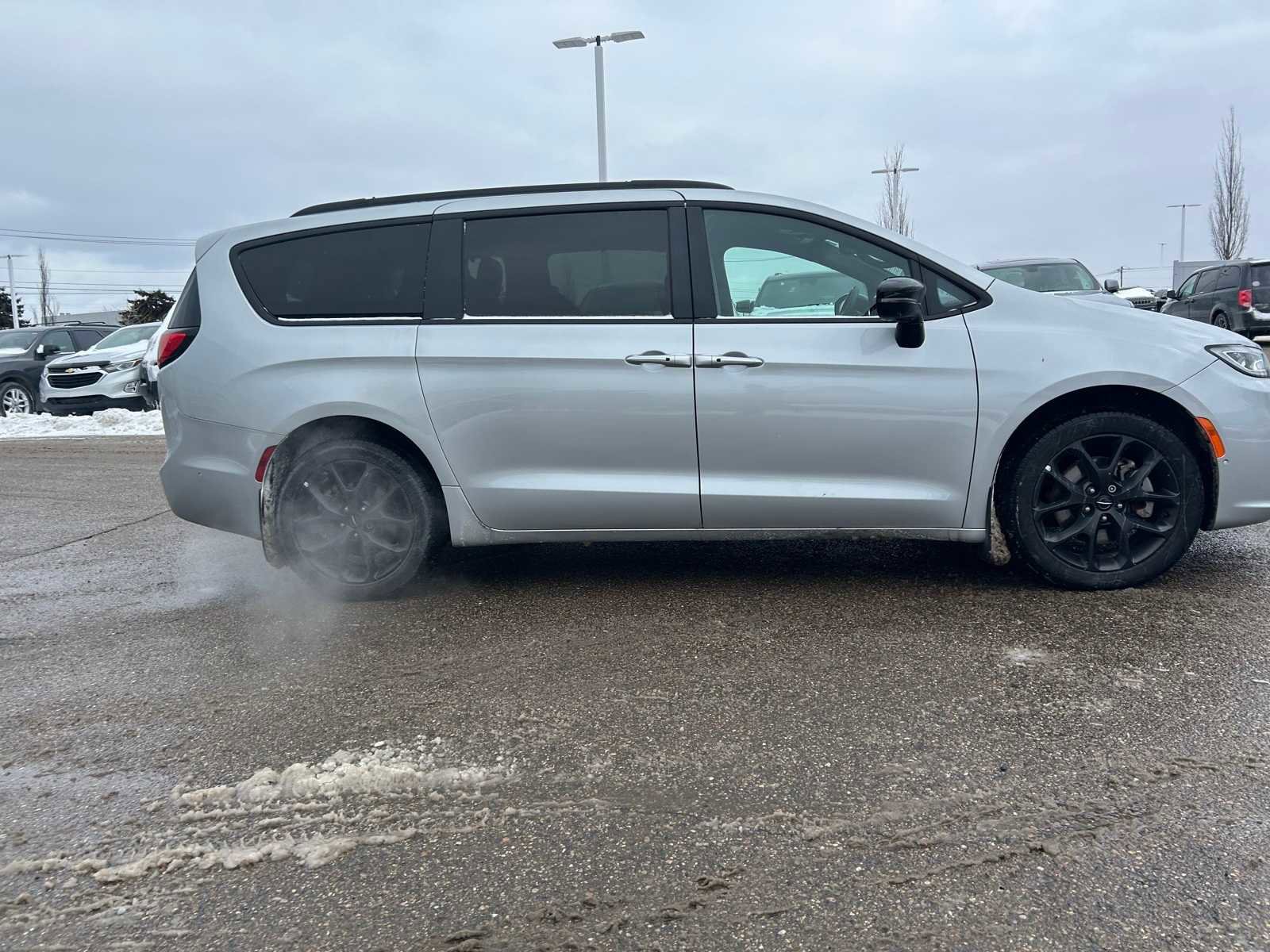 Used 2023 Chrysler Pacifica Limited w/ Uconnect Theater Family Group image 13