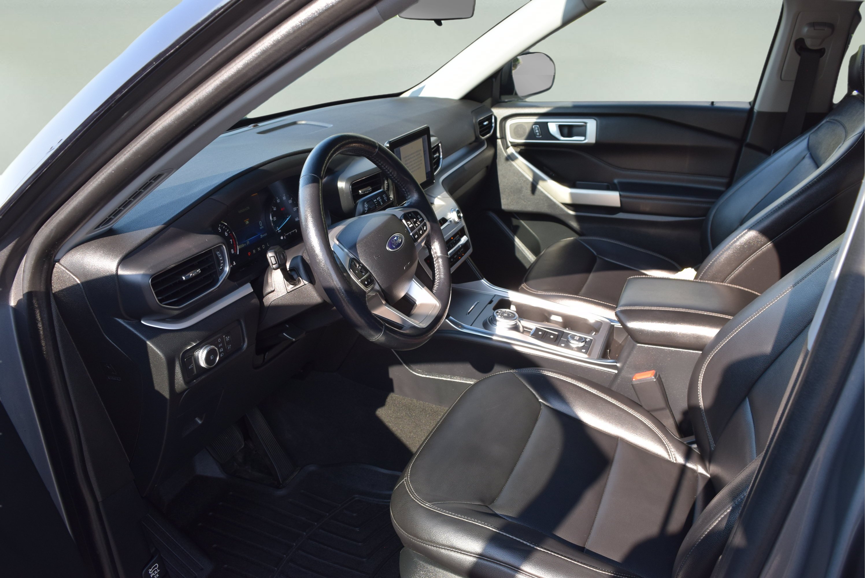 Used 2021 Ford Explorer XLT w/ Equipment Group 202A AWD/4WD image 10
