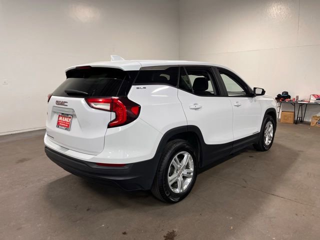 Used 2024 GMC Terrain SLE image 3